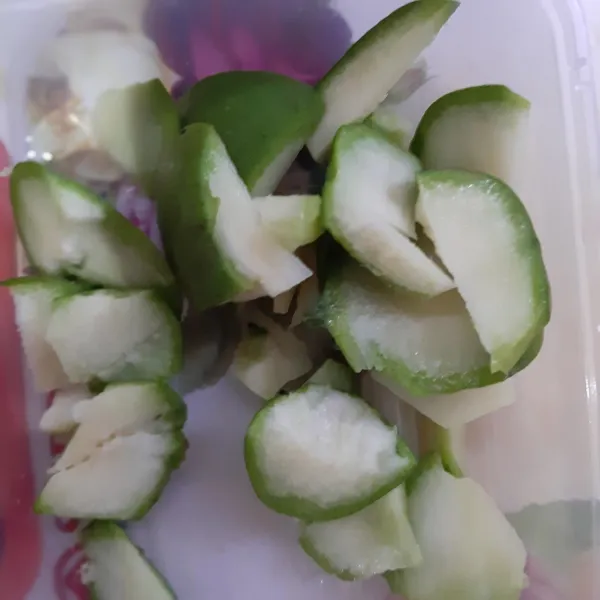 Cuci bersih kedondong, dan potong potong, buang bagian tengah yang keras.