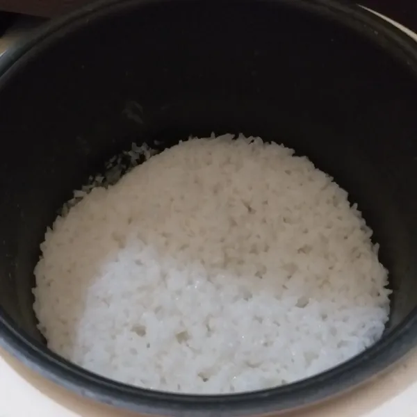 Masak nasi hingga matang, biarkan uapnya hilang sebentar.