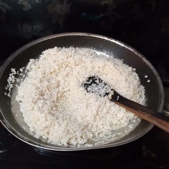 Masukkan beras yang sudah di cuci bersih, aduk-aduk sampai tercampur rata.