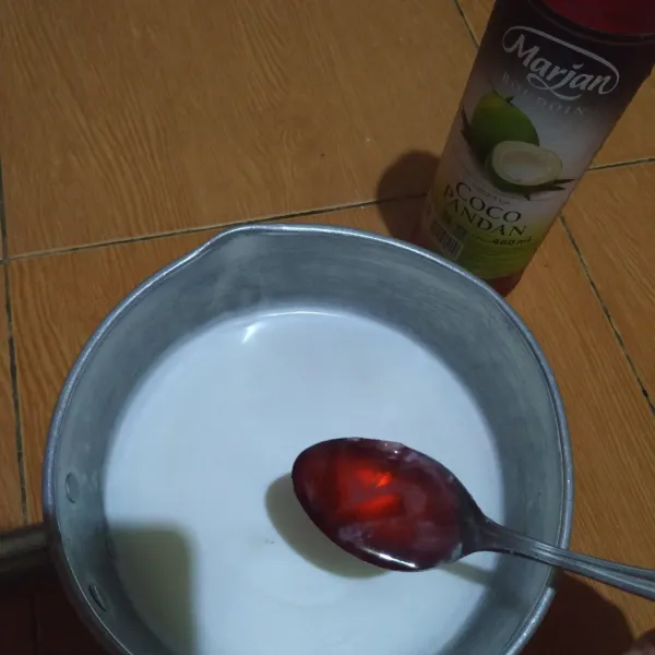 Tambahkan syrup cocopandan.
