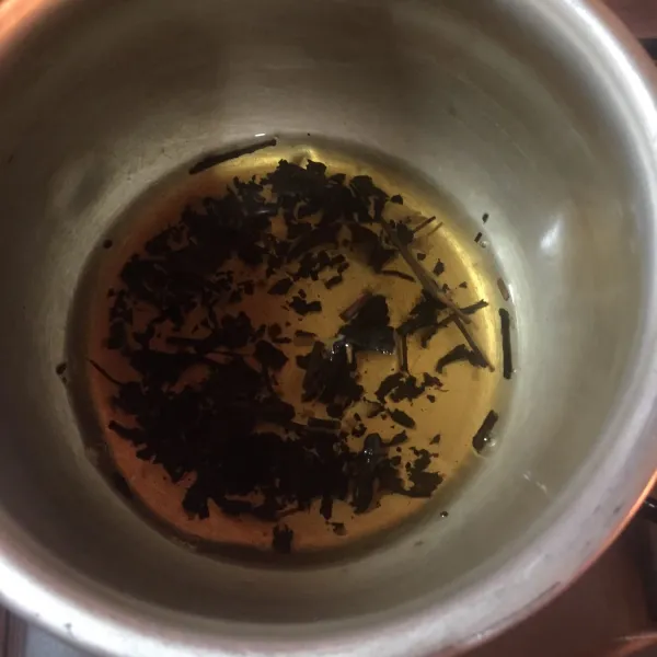 Rebus air tehnya, bisa juga jika ingin menggunakan yang sachet.