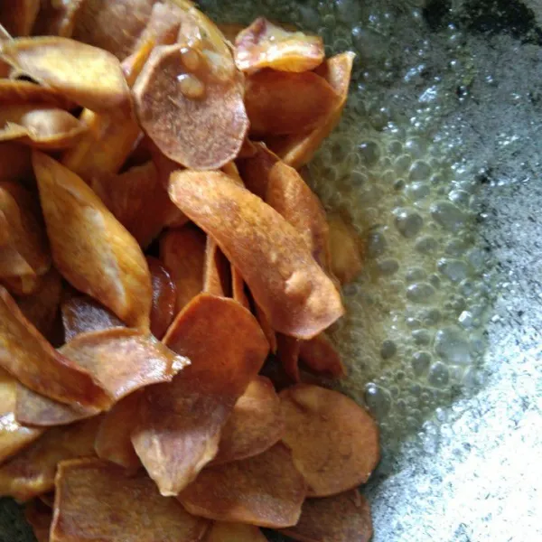 Selagi panas masukan ubi yang sudah digoreng, aduk cepat, hingga semua tercampur rata.