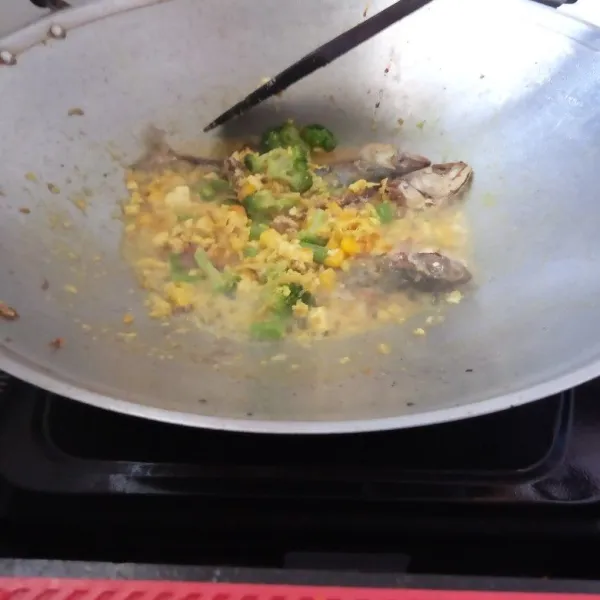 Masukkan ikan yang tadi di goreng, aduk rata, tunggu hingga air sedikit sat.