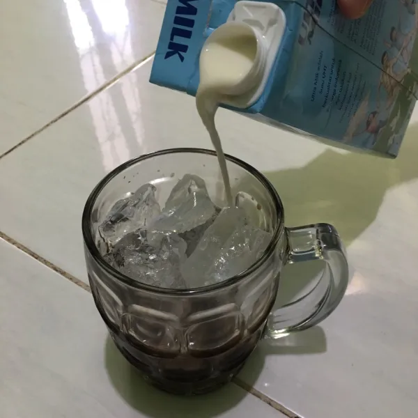 Tuangkan susu cair.