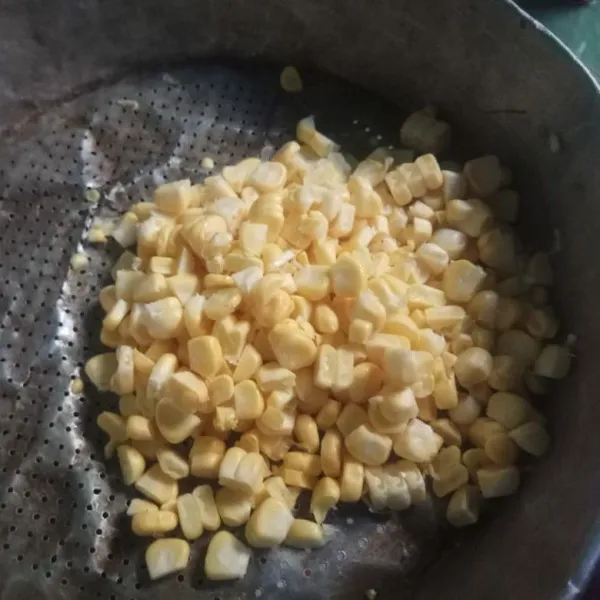 Kupas jagung dan sisir dengan pisau lalu rebus hingga matang.