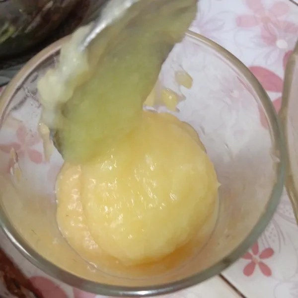 Masukkan tape yang sudah dikopyok.