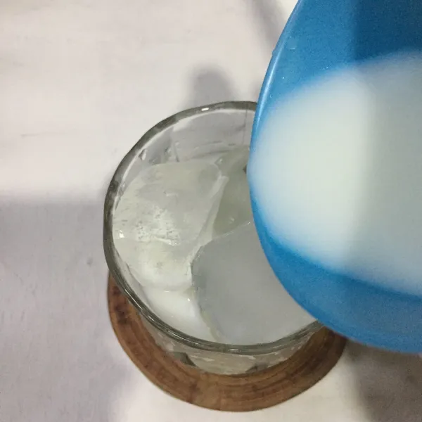 Masukkan susu cair sesuai selera, jangan sampai penuh ya.