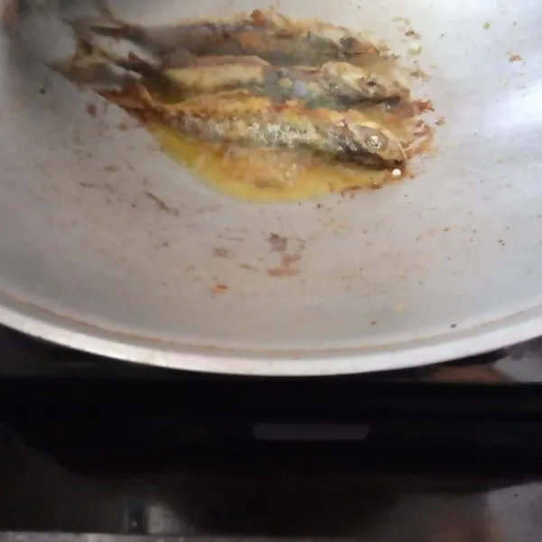 Cuci bersih ikan, lalu lumuri jeruk lemon kemudian goreng hingga matang, tiriskan.