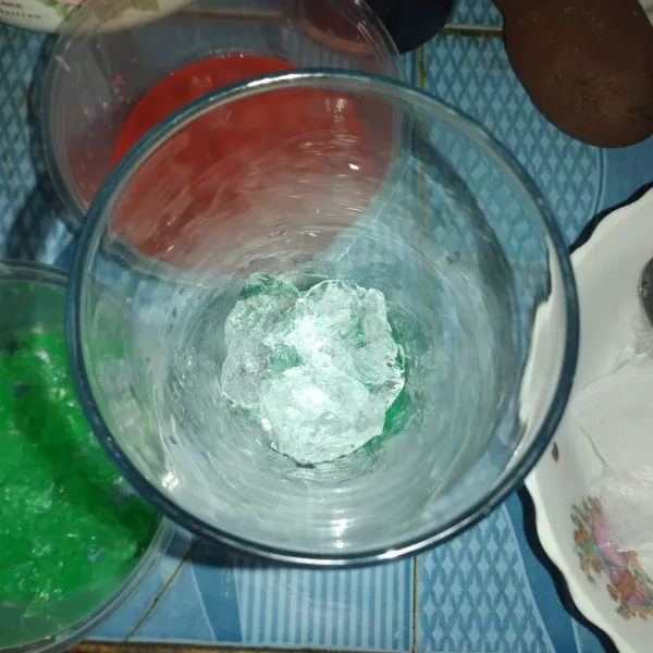 Tata dalam gelas, kolang kaling, jelly serut dan es batu, ulangi kembali menjadi 2 susun.