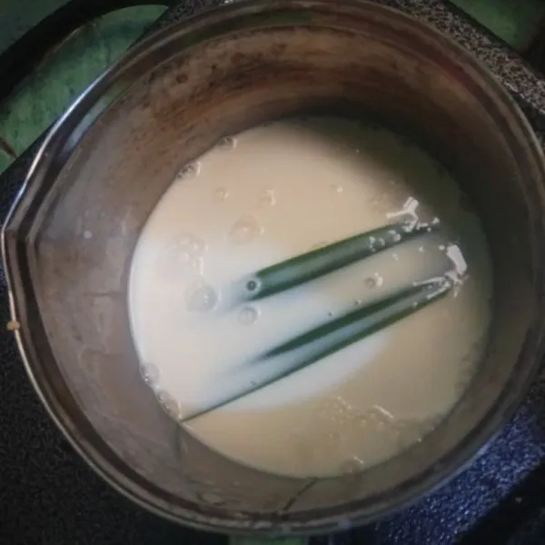 Masukkan susu cair dan daun landan kedalam wadah. Aduk hingga mendidih tambahkan 2 sdm gula.