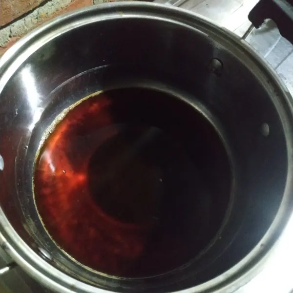 Didihkan 100ml air, masukkan 1 sdm nescafe classic. Aduk sampai rata.