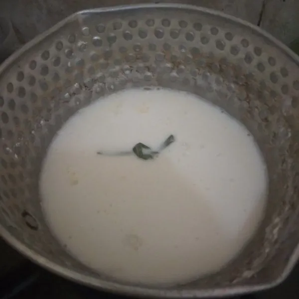 Tambahkan santan dan daun pandan.