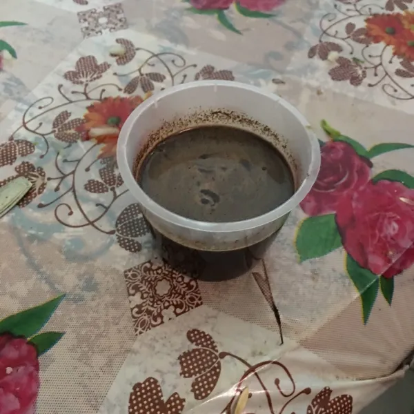 Campur air, gula dan kopi.