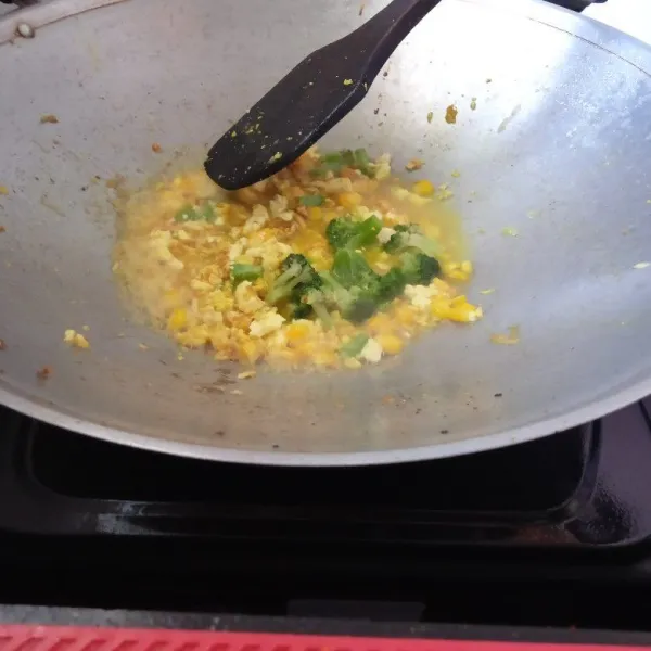 Tambahkan air, dan brokoli, tunggu hingga mendidih.