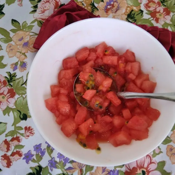 Masukkan semangka dalam wadah, kemudian belah dua buah Buah markisa dan Tambahkan biji buah markisa kedalamnya, aduk rata.