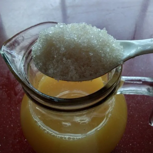 Kemudian tambahkan gula pasir aduk rata. Bisa juga pakai simple syrup. Aduk sampai gula larut