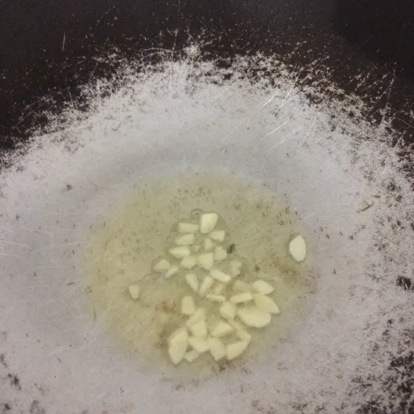 Panaskan minyak dan masukan irisan bawang putih masak hingga wangi.