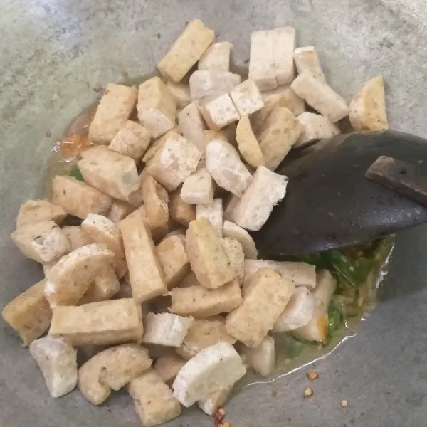 Setelah air mendidih, masukkan tempe gembus potong.