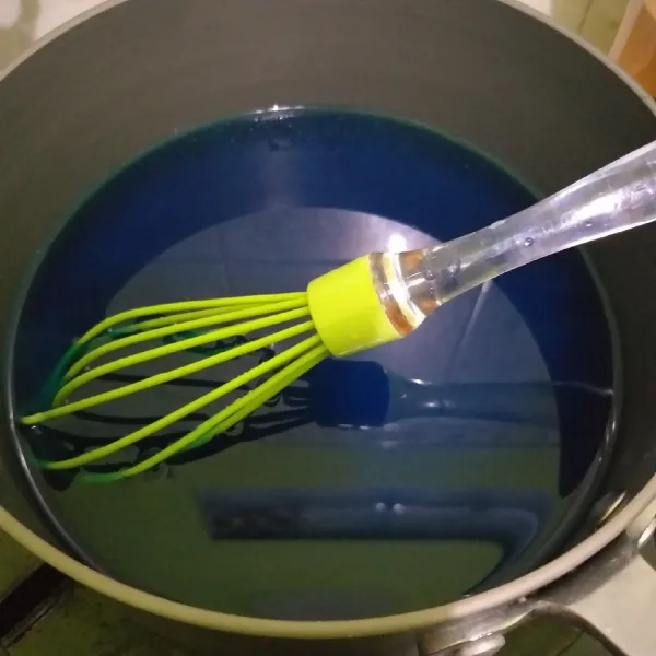 Dalam panci campur bubuk jelly, air dan gula. Aduk rata dan beri pewarna, dan masak sampai.mendidih.