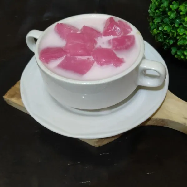 Siapkan gelas saji, masukkan adonan hunkwee yang sudah dipotong kotak. Siram dengan kuah santan, tambahan es batu. Siap disajikan.