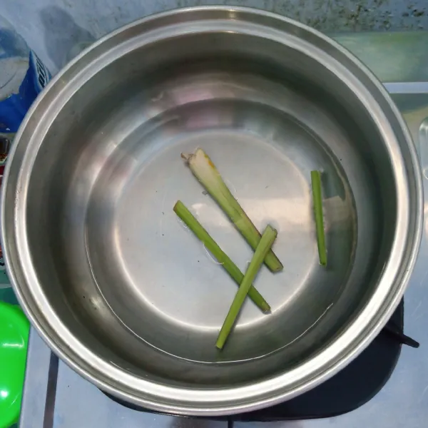 Rebus serai sampai mendidih.