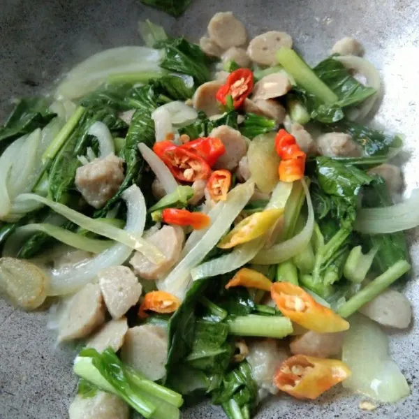 Terakhir tambahkan irisan cabe rawit.
