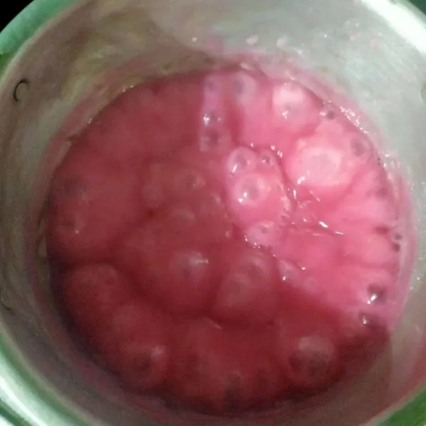 Masak adonan hunkwee, aduk hingga adonan meletup-letup dan berat. Setelah masak, matikan api.