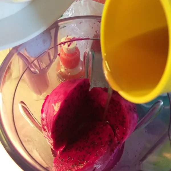 Masukkan dalam blender: buah naga, perasan lemon, gula (bila pakai) air dan madu.