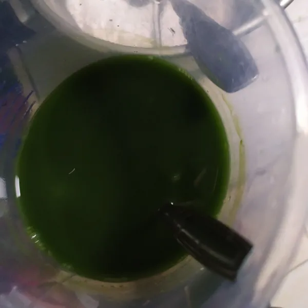 Campur kapur sirih,  jus pandan suji air dan pewarna hijau,  aduk rata