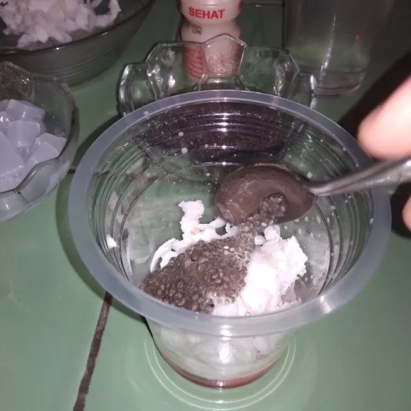 Tambahkan biji selasih.