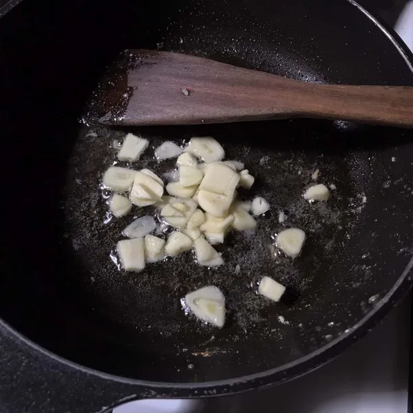 Tumis bawang putih sampai harum.