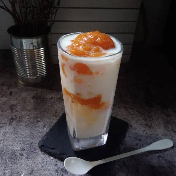 Tuangkan susu. Sajikan.