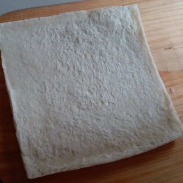 Gilas roti tawar dengan roll.