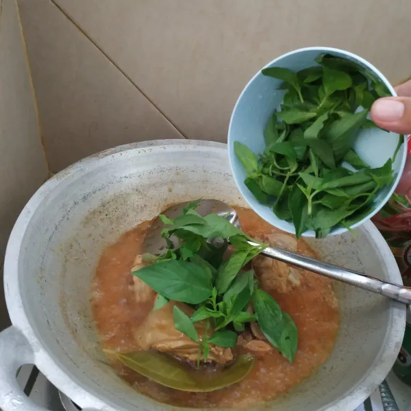 Masukkan daun salam, ayam, kecap, gula, garam, kemangi. Beri sedikit air. Dan koreksi rasa.