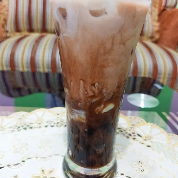 Siapkan gelas, masukkan buble, tambahkan batu es, masukkan air coklat dan tambahkan kopyor. Es choco kopyor siap dinikmati.