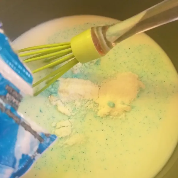 Setelah hangat masukkan pop ice dan aduk rata dan dinginkan.