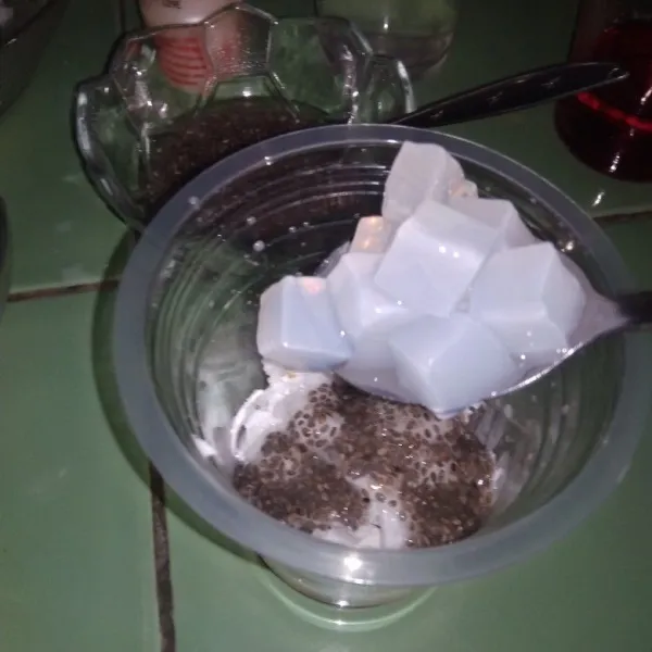 Masukkan nata de coco.