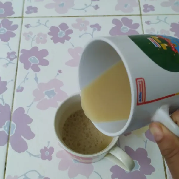 Dengan menggunakan 2 gelas,tuang dari gelas satu ke gelas satunya dengan posisi tinggi, atau lebih mudah dikocok dengan shaker.