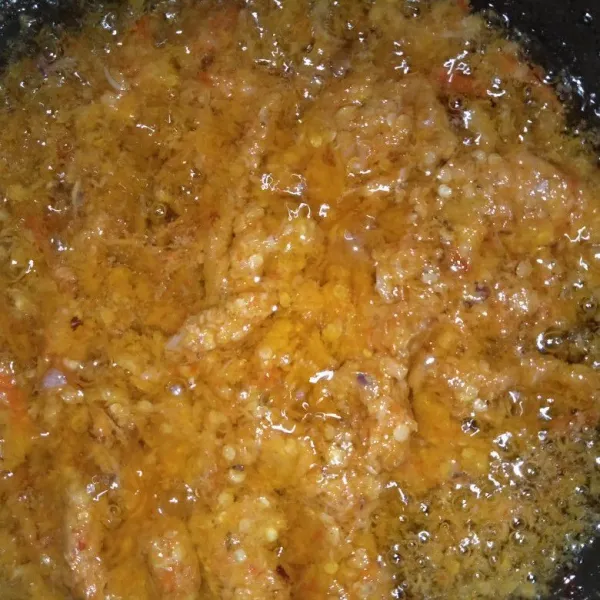 Masak sambal halus kemudian tumis dengan minyak bekas menggoreng bawang dan cabe tadi.