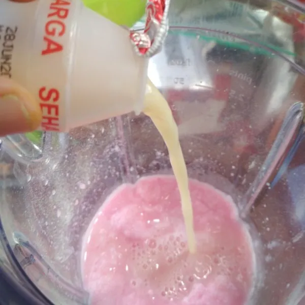Tuang Yakult, lalu blend sebentar dengan kecepatan paling rendah hingga semua tercampur rata. Lalu tuang ke dalam gelas cup, Strawberry Yakult Ice Blend siap dinikmati.
