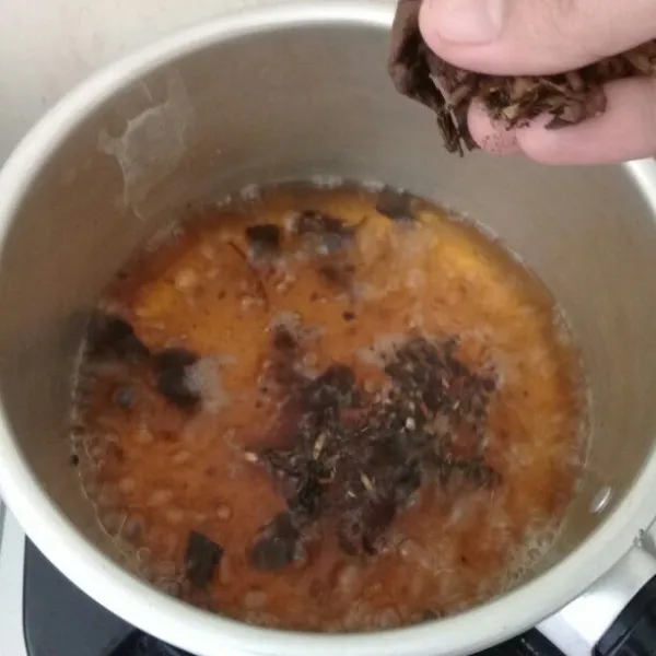 Tambahkan teh aduk kembali lalu matikan api kompor serta biarkan gula asem hingga hangat.