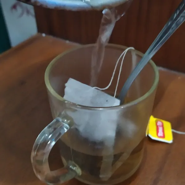 Dua kantong teh celup seduh dengan air panas 200ml untuk bahan air teh.