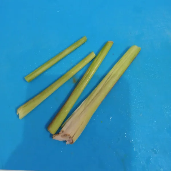Potong serai. Kemudian geprek.