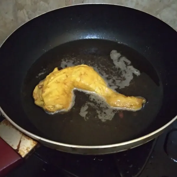 Goreng ayam ungkep hingga matang.