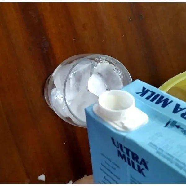 tata es batu di gelas dan tuang susu cair