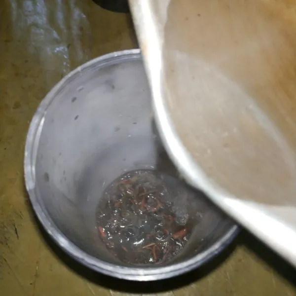 Tuang 200 ml air mendidih kedalam gelas berisi teh dan aduk rata.