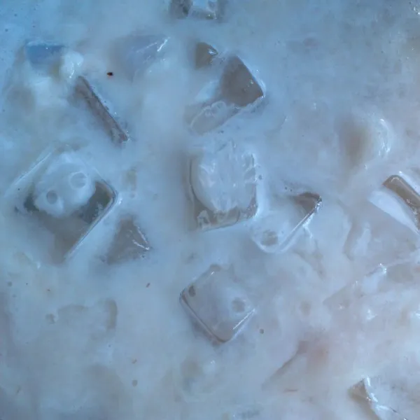 Masukkan ice cube dan bisa dinginkan lagi di kulkas sebelum disajikan.