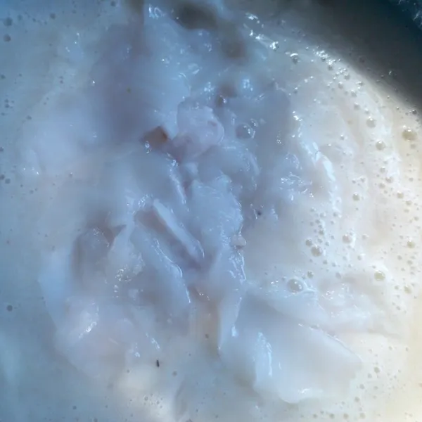 Masukkan kelapa muda.