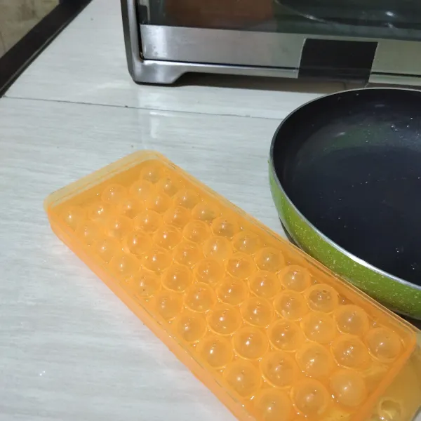 Cetak dalam cetakan bubble agar membentuk bola jelly simpan dalam kulkas.