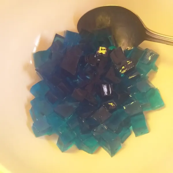 Setelah dingin dan set, potong-potong bentuk dadu kecil.